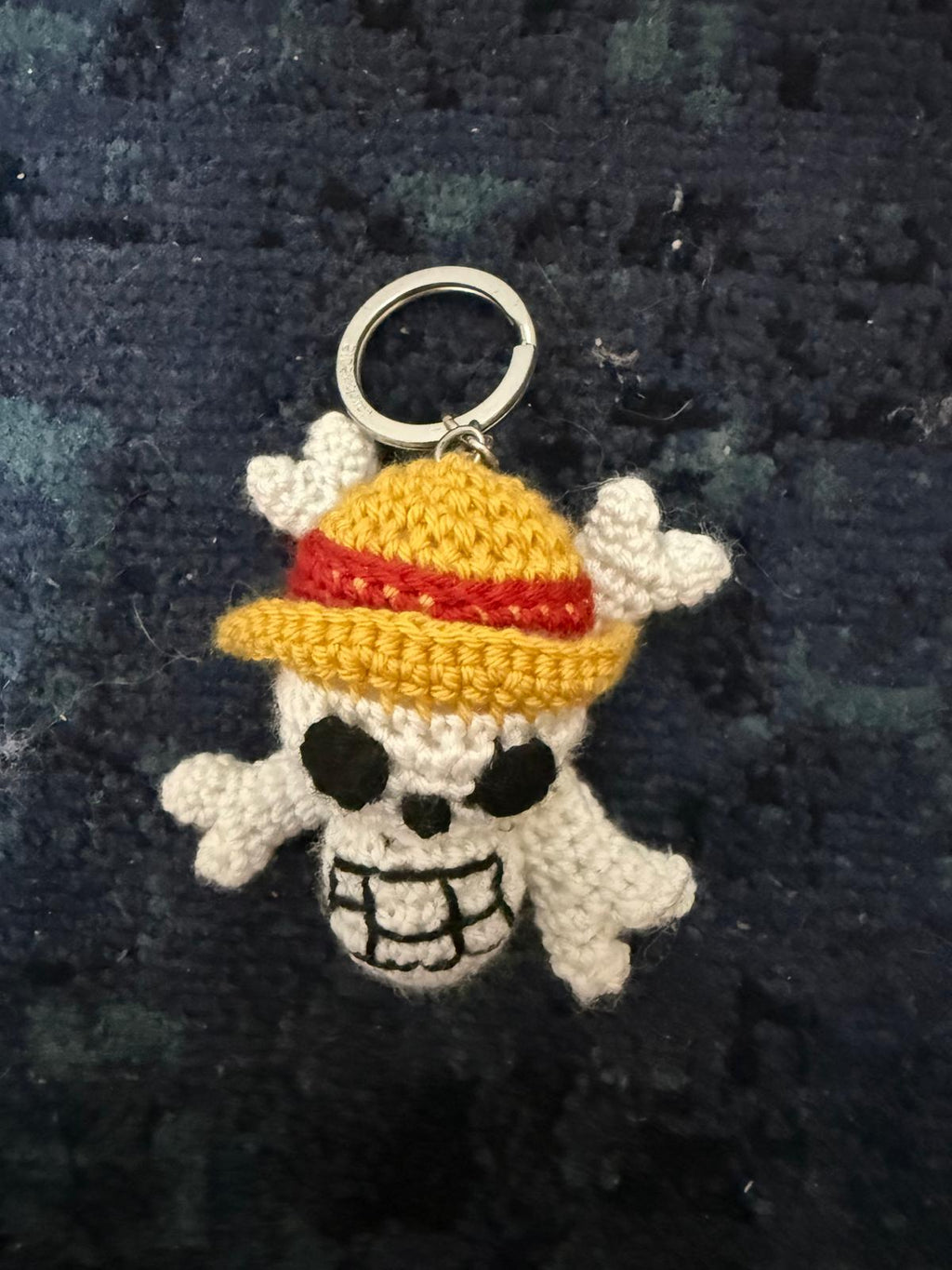 skull and cross bone one piece keychain