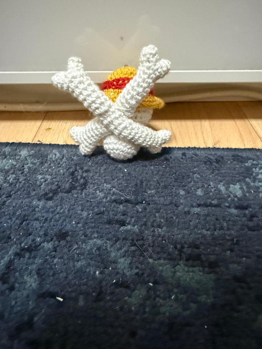 skull and cross bone one piece keychain